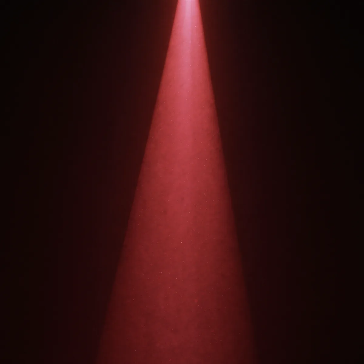 Haces de luz roja atravesando la oscuridad hacia un punto de fuga