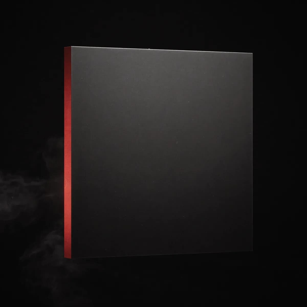 Una placa de metal negro flotando con un filo de luz carmesí