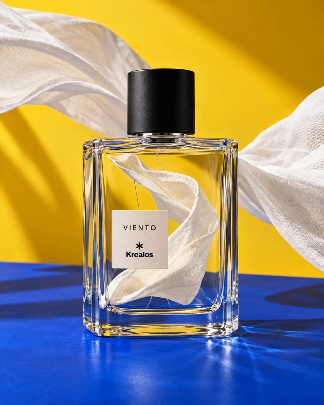 Perfume «Viento» con una tela al aire